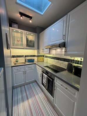 Refrigerador, horno, placa de cocina, utensilios de cocina