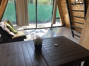 32 インチの薄型テレビ (デジタル放送視聴可)、DVD プレーヤー、PC モニター