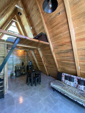 32 インチの薄型テレビ (デジタル放送視聴可)、DVD プレーヤー、PC モニター