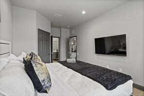 3 bedrooms, iron/ironing board, WiFi, bed sheets - Resort+Slides, ModernDisneyCondo (Kissimmee)