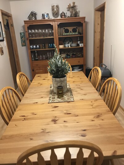 Cozy and secluded cottage on a private road. 7 minutes from all amenities.