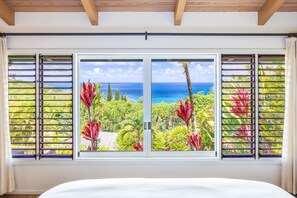 4 habitaciones, escritorio y tabla de planchar con plancha