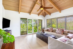 Smart TV, libros, oficina y impresora