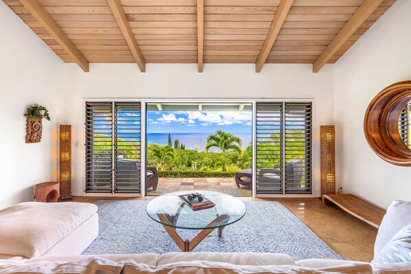 Smart TV, libros, oficina y impresora