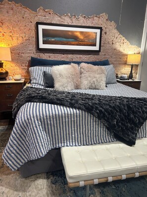 1 chambre, bureau, fer et planche à repasser, lit parapluie