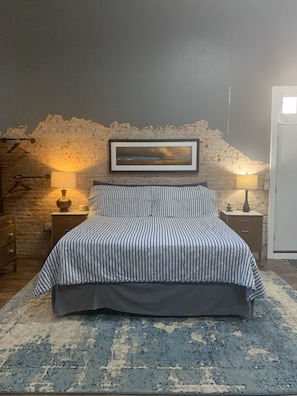 1 chambre, bureau, fer et planche à repasser, lit parapluie