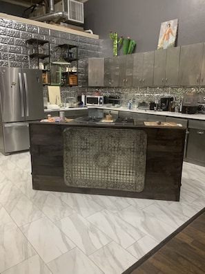 Réfrigérateur, micro-ondes, four, plaque de cuisson