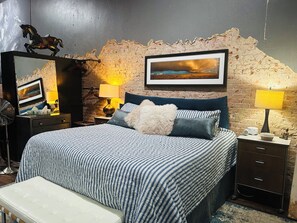 1 bedroom, desk, iron/ironing board, travel cot - The LOFT in Downtown San Angelo (San Angelo)