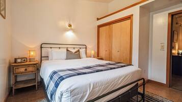 Tabla de planchar con plancha, wifi gratis y ropa de cama