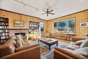 Living area - Limantour Lodge (Point Reyes Station)
