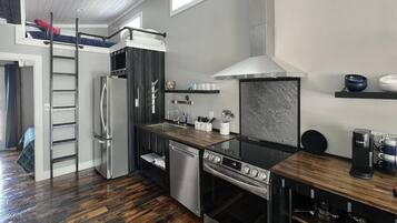 Fridge, microwave, stovetop, dishwasher