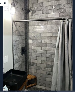 Shower, towels - Lockridge Park - Loft unit that sleeps 6 with full kitchen, bathroom, hot tub and washer and dryer. (Lancaster)