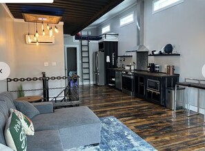 TV, fireplace - Lockridge Park - Loft unit that sleeps 6 with full kitchen, bathroom, hot tub and washer and dryer. (Lancaster)