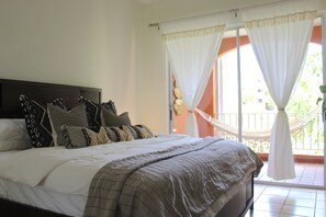 2 dormitorios, escritorio, tabla de planchar con plancha y cuna de viaje