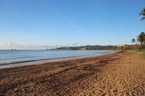 Ubicación cercana a la playa y toallas de playa