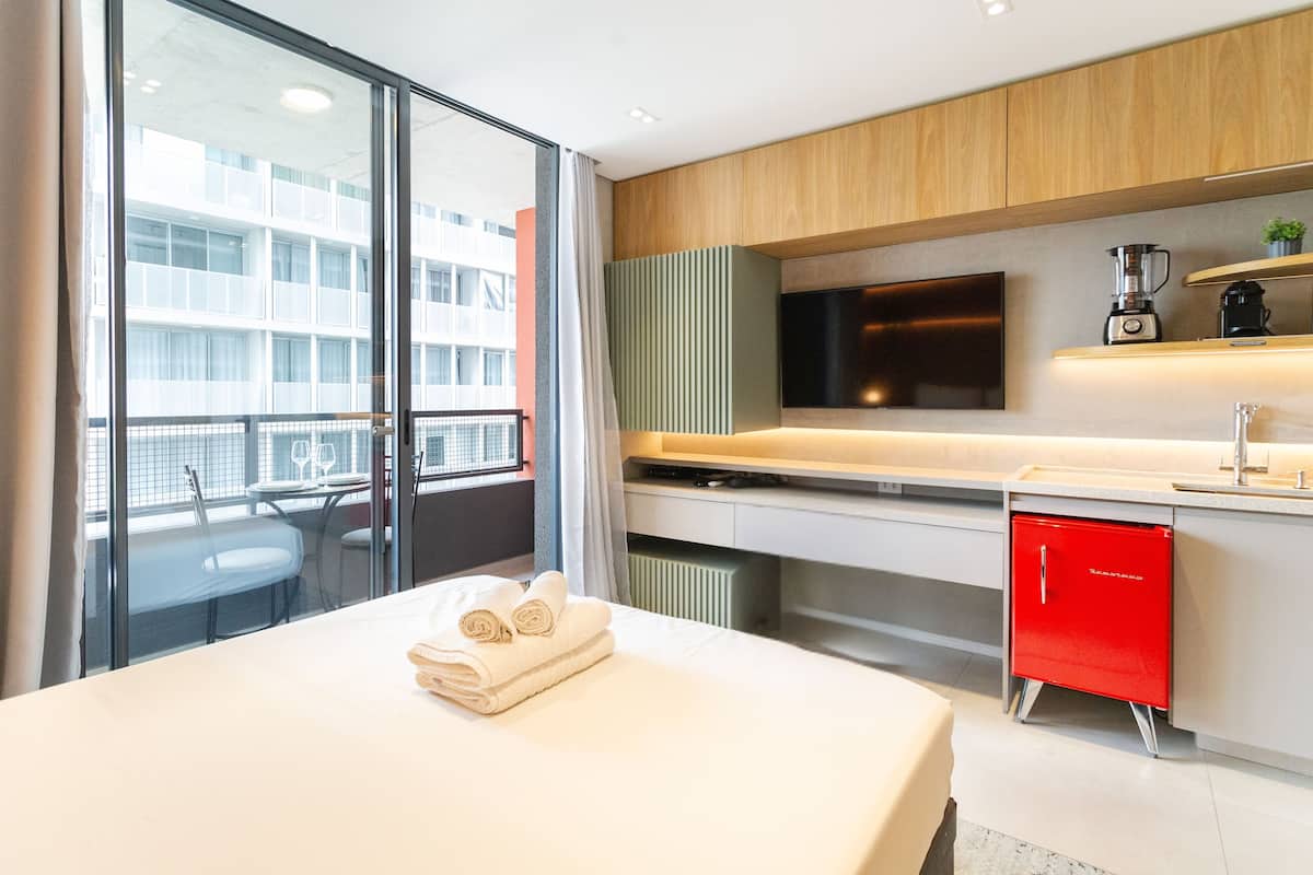 Deluxe Studio | 1 bedroom, hypo-allergenic bedding, desk, laptop workspace