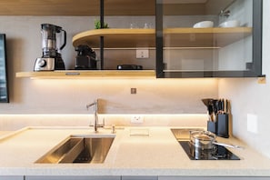 Estudio Deluxe | Cocina privada | Refrigerador con congelador, microondas y licuadora