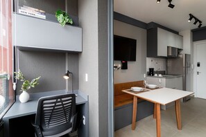 Apartamento 1404 | Private kitchen | Full-size fridge, microwave, blender, cookware/dishes/utensils - OY Frei Caneca (São Paulo)