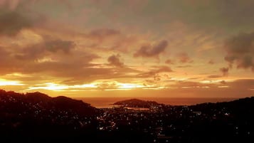 Tabla de planchar con plancha, wifi gratis y ropa de cama