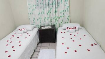 Phòng đôi hoặc 2 giường đơn cơ bản, 2 giường đơn | Bàn ủi/dụng cụ ủi quần áo, truy cập Internet không dây miễn phí