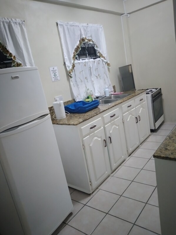 Toaster oven, cookware/dishes/utensils, cleaning supplies - Hilltop View Guesthouse (Castries)