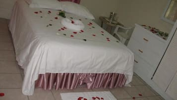 Tabla de planchar con plancha, wifi gratis y ropa de cama