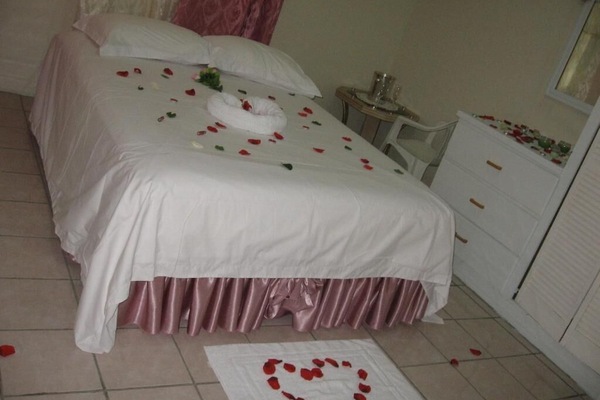 Eenvoudige tweepersoonskamer, 1 queensize bed | Een strijkplank/strijkijzer, gratis wifi, beddengoed