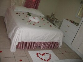 Habitación básica doble, 1 cama de matrimonio | Tabla de planchar con plancha, wifi gratis, ropa de cama