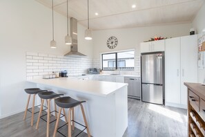 Kylskåp, mikrovågsugn, diskmaskin och kaffe- och tebryggare