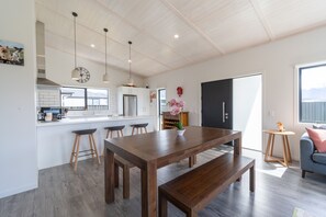 Dining - Pounamu Paradise - Te Anau Holiday Home (Te Anau)