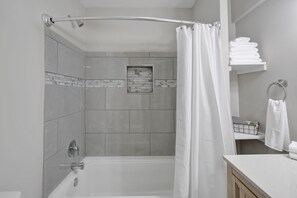 Dusche, Haartrockner, Handtücher