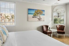 2 soveværelser, pengeskab på værelset, skrivebord, strygejern/strygebræt