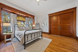 Egyptian cotton sheets, premium bedding, individually decorated - The Washington Boutique Hotel (Sandusky)