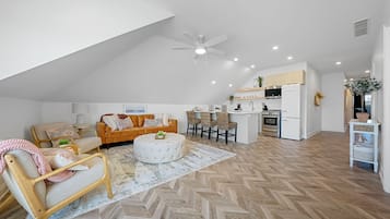 Signature Suite, 4 Bedrooms | Living area | 42-inch flat-screen TV with digital channels