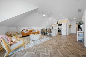 Signature Suite, 4 Bedrooms | Living area | 42-inch flat-screen TV with digital channels - The Washington Boutique Hotel (Sandusky)