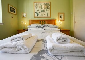 4 bedrooms, iron/ironing board, WiFi, bed sheets