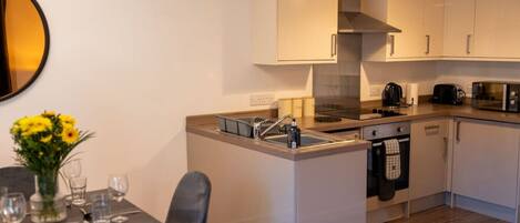 Réfrigérateur, micro-ondes, four, grille-pain