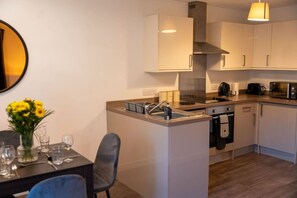 Réfrigérateur, four à micro-ondes, un four, grille-pain