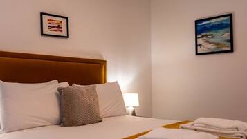 2 bedrooms, desk, iron/ironing board, WiFi