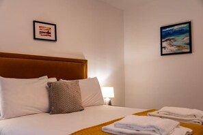 2 soverom, skrivebord, strykejern/-brett og wi-fi