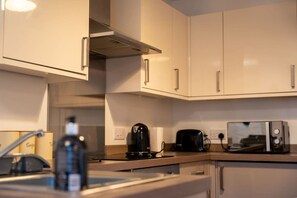 Réfrigérateur, four à micro-ondes, un four, grille-pain