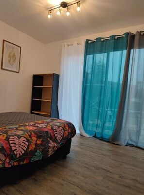1 chambre, lit parapluie, Wi-Fi gratuit, draps fournis