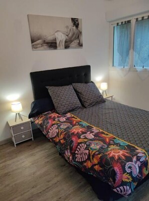 1 chambre, lit parapluie, Wi-Fi gratuit, draps fournis
