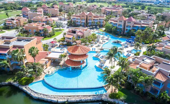 Pool - 1 Bedroom Resort Condo Eagle Beach & Golf.
(Oranjestad)