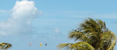 En la playa y playa de arena blanca