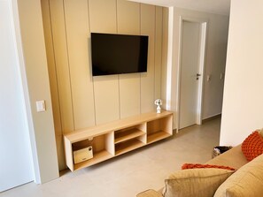 Apartemen Premium, lantai dasar | Ruang keluarga | TV layar datar