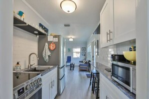 Microwave, oven, stovetop, dishwasher - Mid-Century Blue Cypress (Tampa)