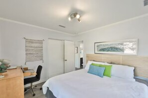 2 bedrooms, iron/ironing board, WiFi, bed sheets - Mid-Century Blue Cypress (Tampa)