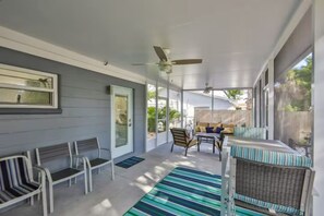 Outdoor dining - Mid-Century Blue Cypress (Tampa)