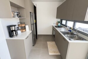 Réfrigérateur, micro-ondes, four, plaque de cuisson